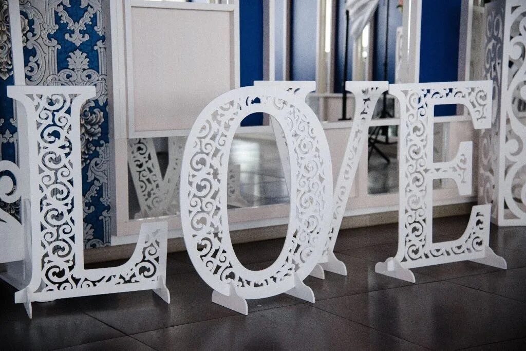 Подстолье двойное v-образное 12611. Пюпитр подставка для нот. Деревянная подставка для телефона для мальчиков. Буквы на подставке. Подставка под буквы.