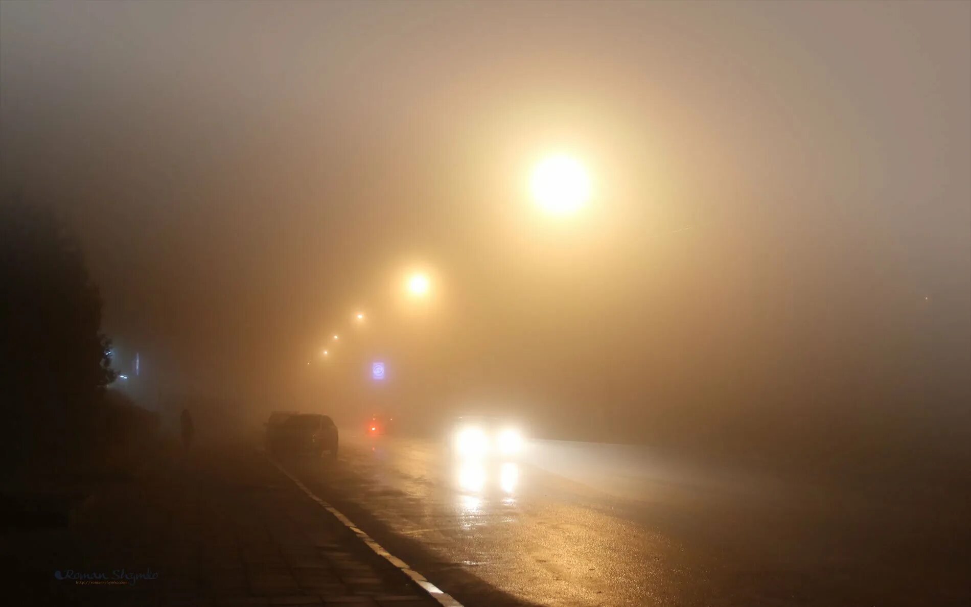 Сильный туман на дороге. Дорога в тумане. Ночной сильный туман на дороге. Сильный туман на дороге ночью. Плохо видимый в тумане