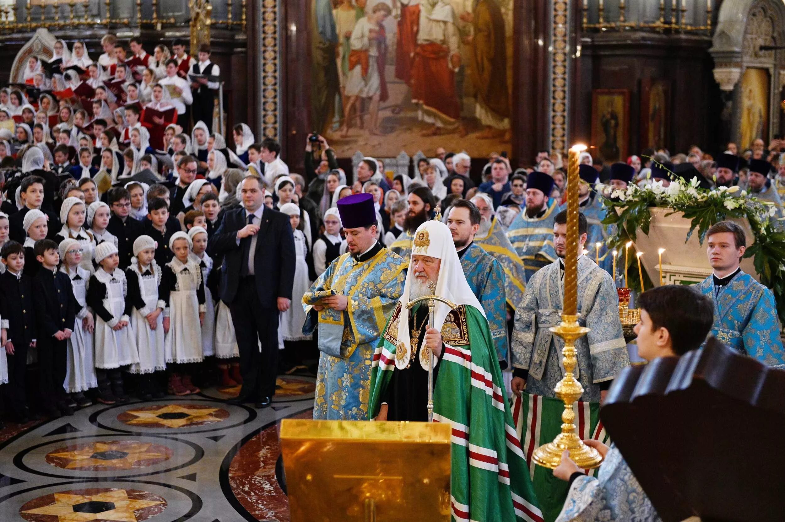 Воскресное богослужение церковь. Литургия в храме Христа Спасителя. Патриаршая служба в храме Христа Спасителя.