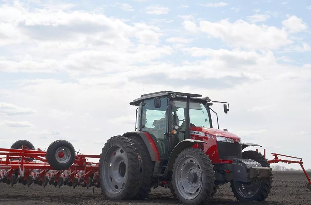 Massey ferguson 6713. Трактор massey ferguson. Mf6713 трактор. Массей фергюсон 6713. Massey ferguson 6713.
