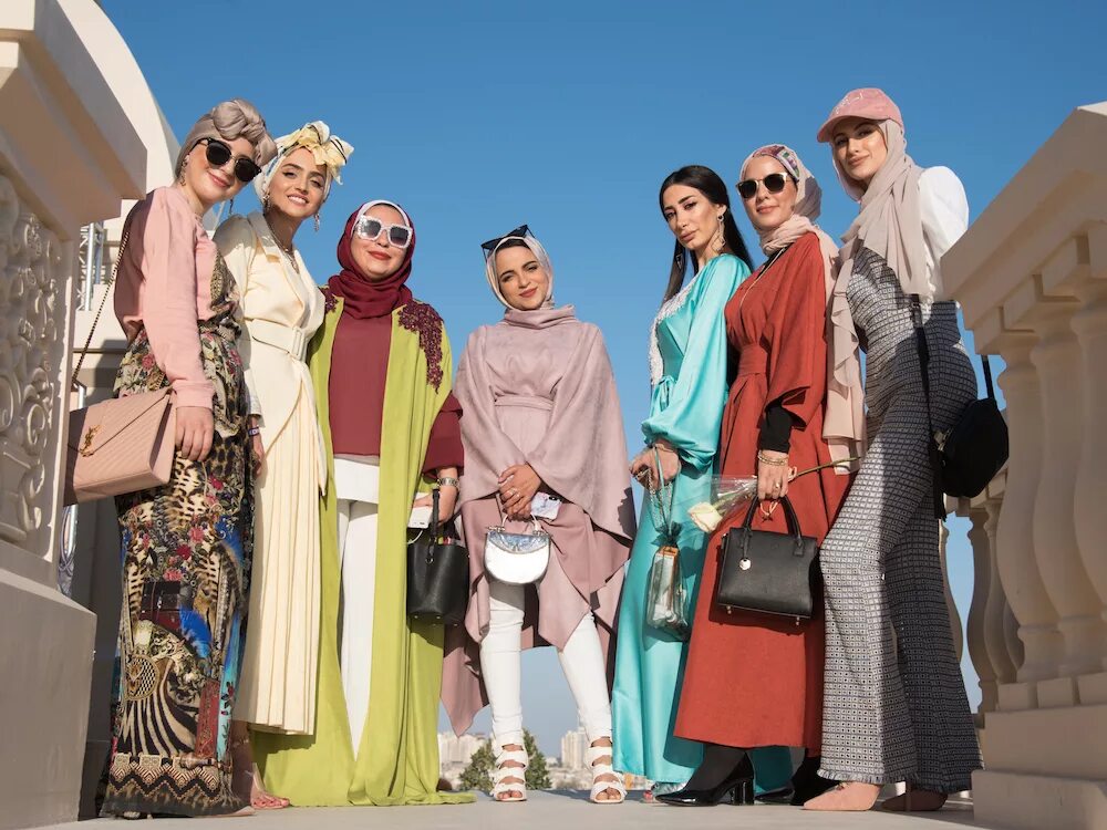 В какой одежде дубай. Modest Fashion Дубай. Мода в Дубай для женщин. Дубайская неделя моды. Наряды для Дубая.