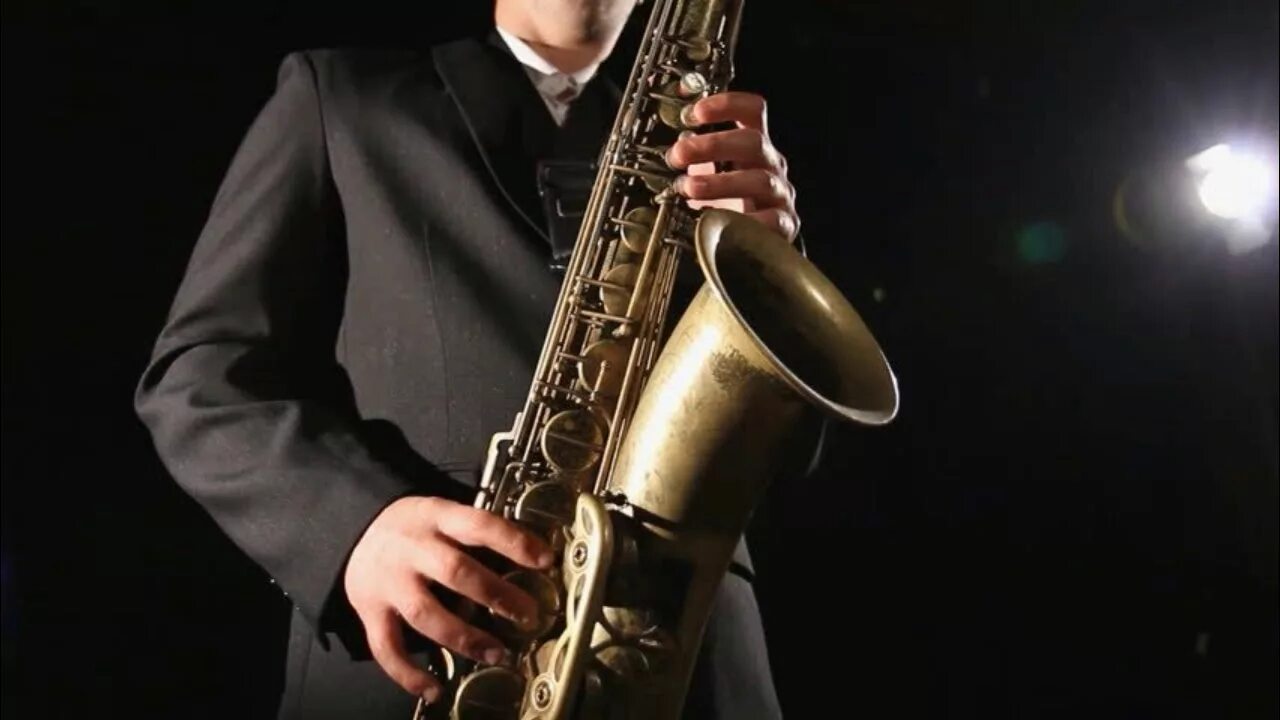 Play saxophone. Саксофон и музыкант. Саксофонист в профиль. Картина саксофонист. Саксофон в ресторане.