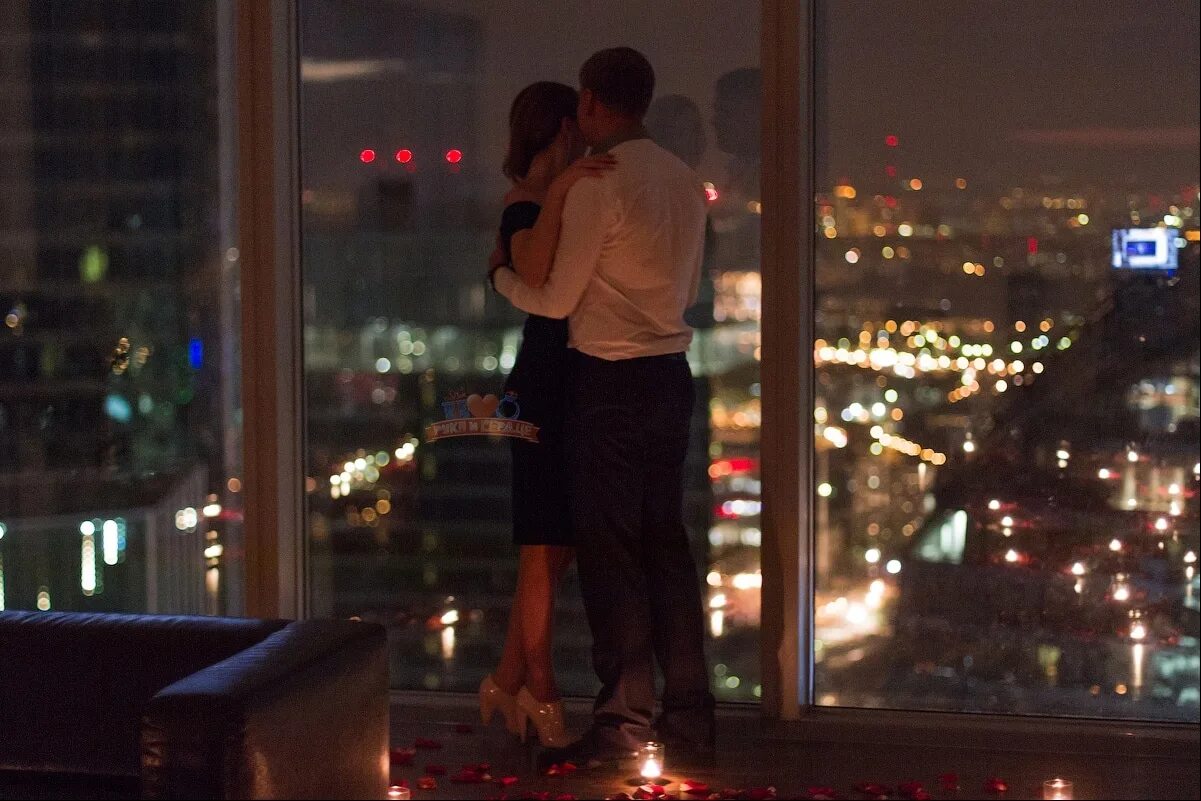 Мужчина ночью обнимает. Влюбленные у окна. Парень с девушкой вечером. Влюбленная пара у окна. Двое у окна.