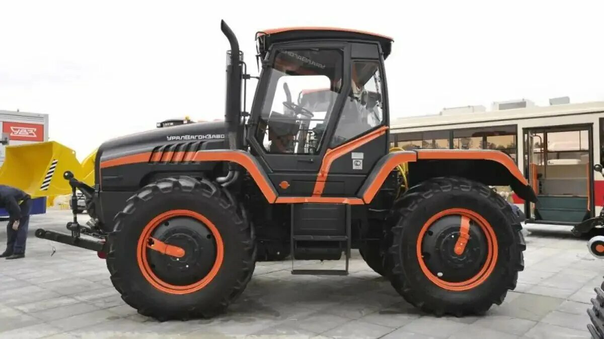 Уралвагонзавод трактор. Ртм-160 трактор. Тяговый модуль тмв-1. Трактор уралвагонзавод рт-м-160у. Фронтальный погрузчик чтз.
