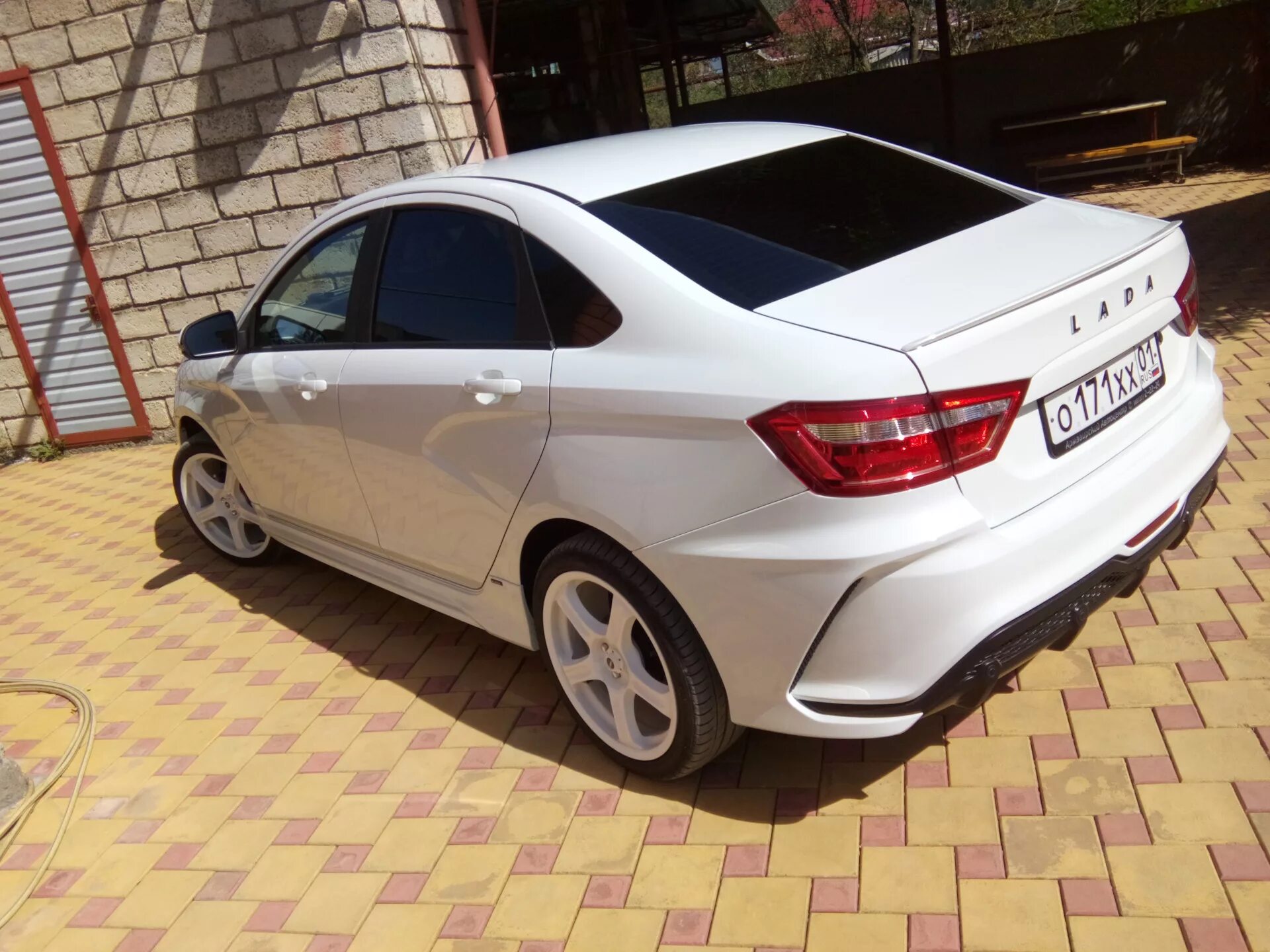 Белая веста седан тюнинг За такое надо лицо бить": Опасный тюнинг LADA Vesta раскритиковали в сети