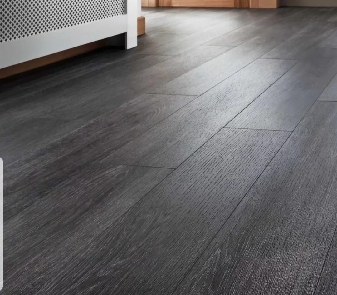 Ламинат classen парквуд 47064. Ламинат alloc original 4580 дуб баррель. Ламинат балтерио. Интерьер гостиной с темным ламинатом. Темно серый пол.