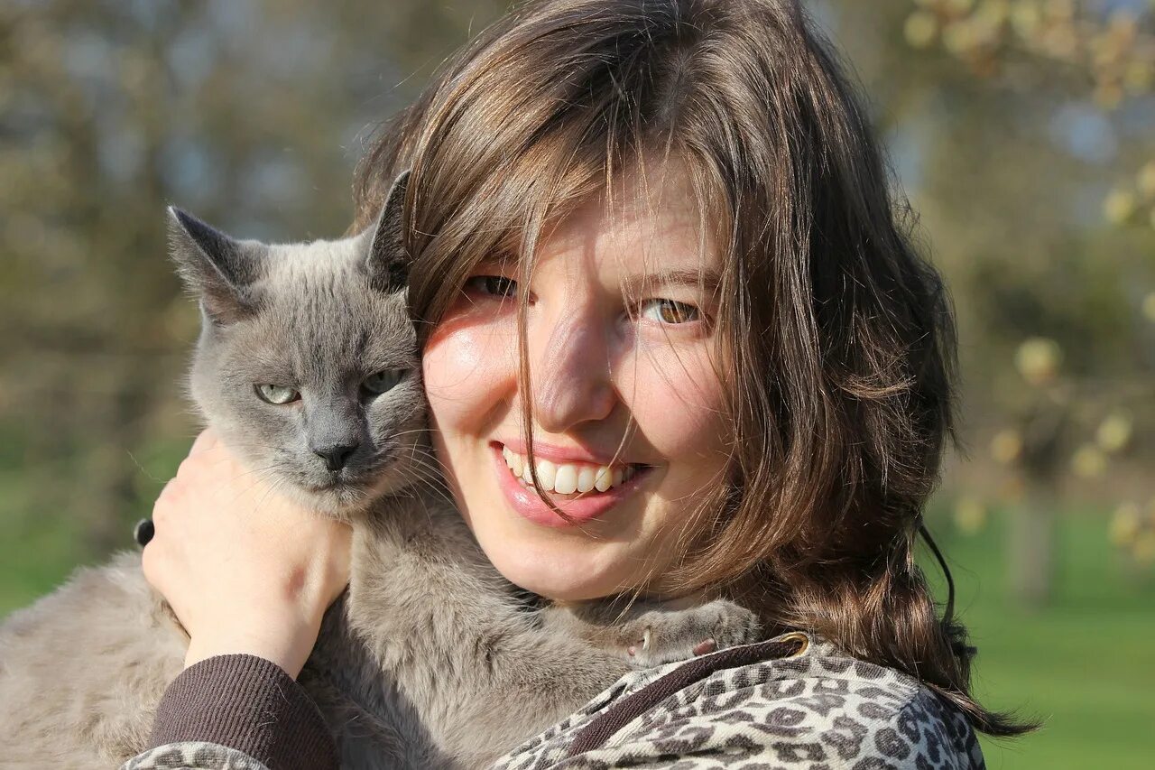Девушка кошечка. Женщина с котом. Девушка с котенком. Женские котики. Женщина в котах.