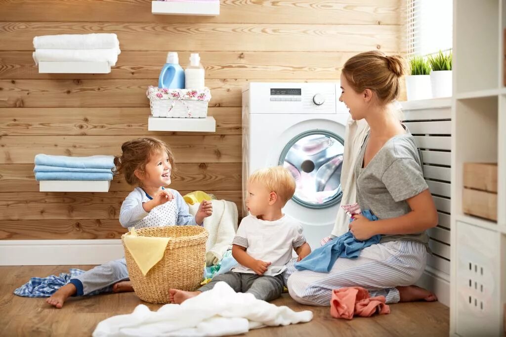 Мама стиральная машина. Стиральная машина и семья. Стирка с детьми. Стиральная машина для детей. Мама с ребенком у стиральной машины.