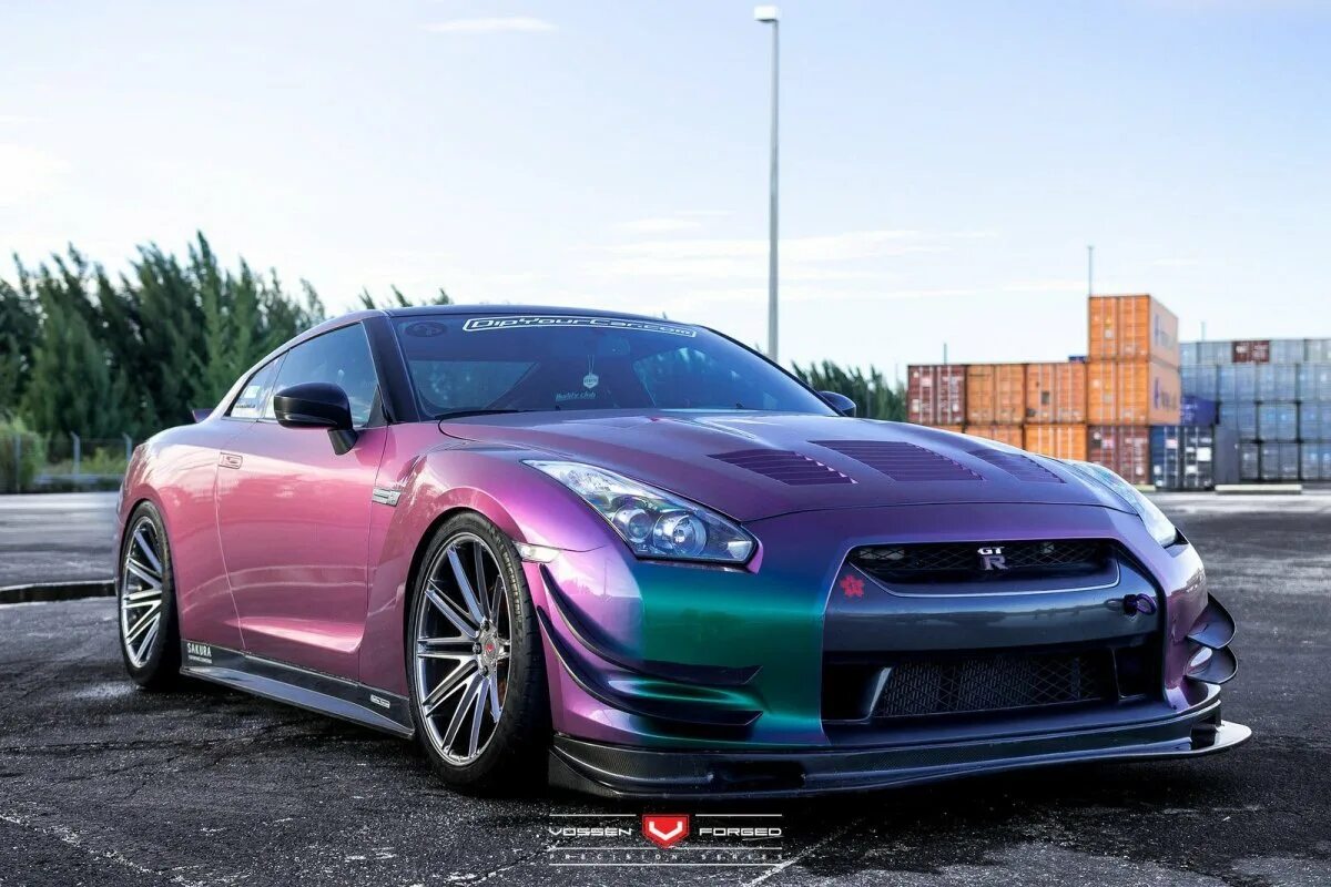 Градиент авто. Ниссан гтр 35 градиент. nissan gtr pink. nissan skyline r35 gtr фиолетовый. gtr r35 фиолетовый.