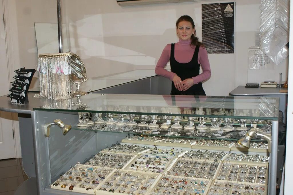 Собственник морозова анна ивановна волжский радеж. Показ мод в трц. Магазин джангл модс. Т. Продавец волжский.