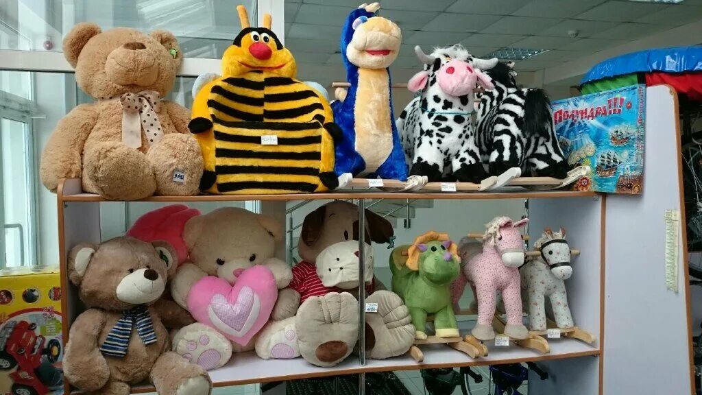 магазин вундеркинд. магазин игрушек. детский отдел игрушек. мягкие игрушки на полке. детские фирмы игрушек.