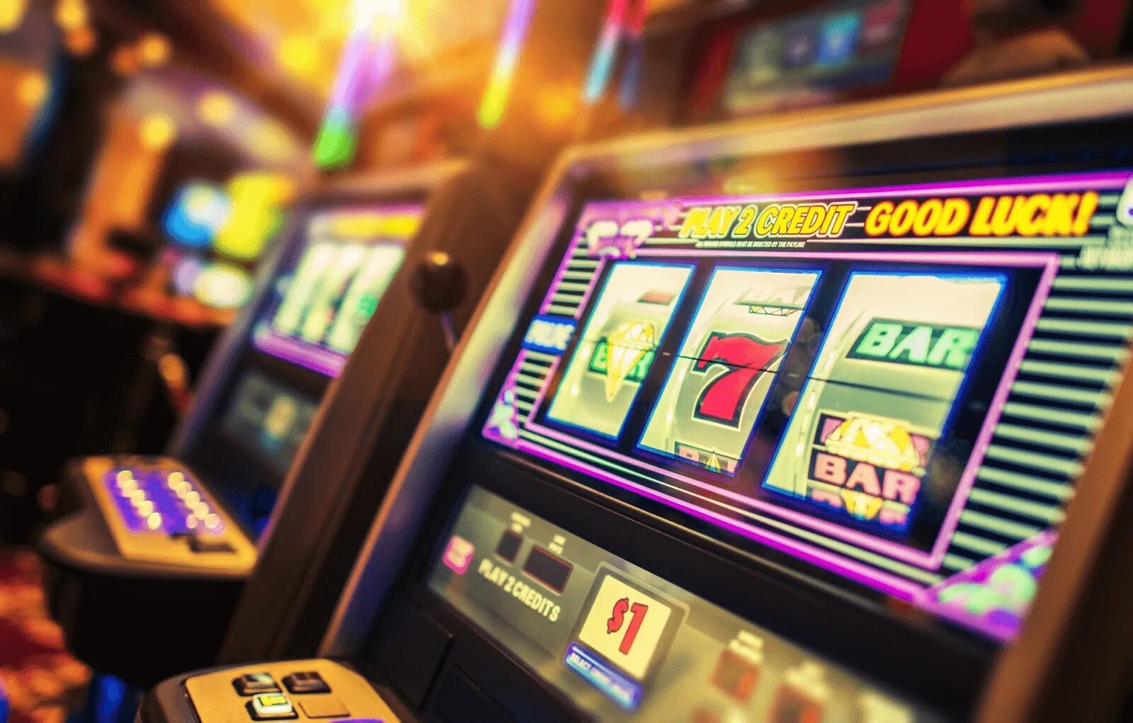 Игровые автоматы от 20 рублей. Автомат казино. Игровой автомат казино. Красивые игровые автоматы в казино. Зал игровых автоматов.