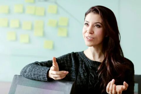 Женщина рассказывает и показывает свою