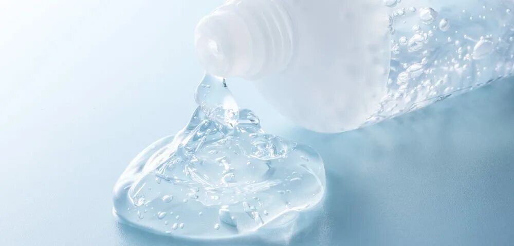 капля воды на ладони. фруктозно-глюкозный сироп. гелеобразная прозрачная субстанция. гидрогель для почвы. гелеобразная прозрачная субстанция.