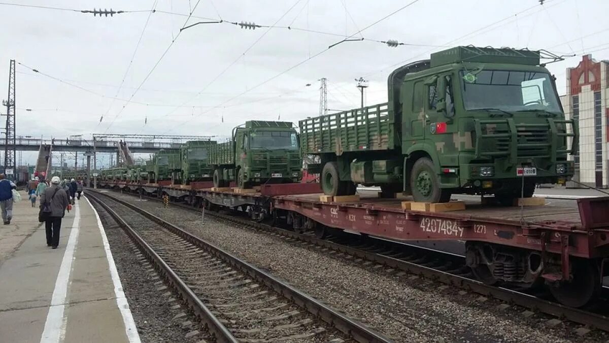 2тэ116 на перегоне. Рефагротранс. Перегонщик автомобилей грузовых. Перегон техники из китая. Китайская техника эшелон.