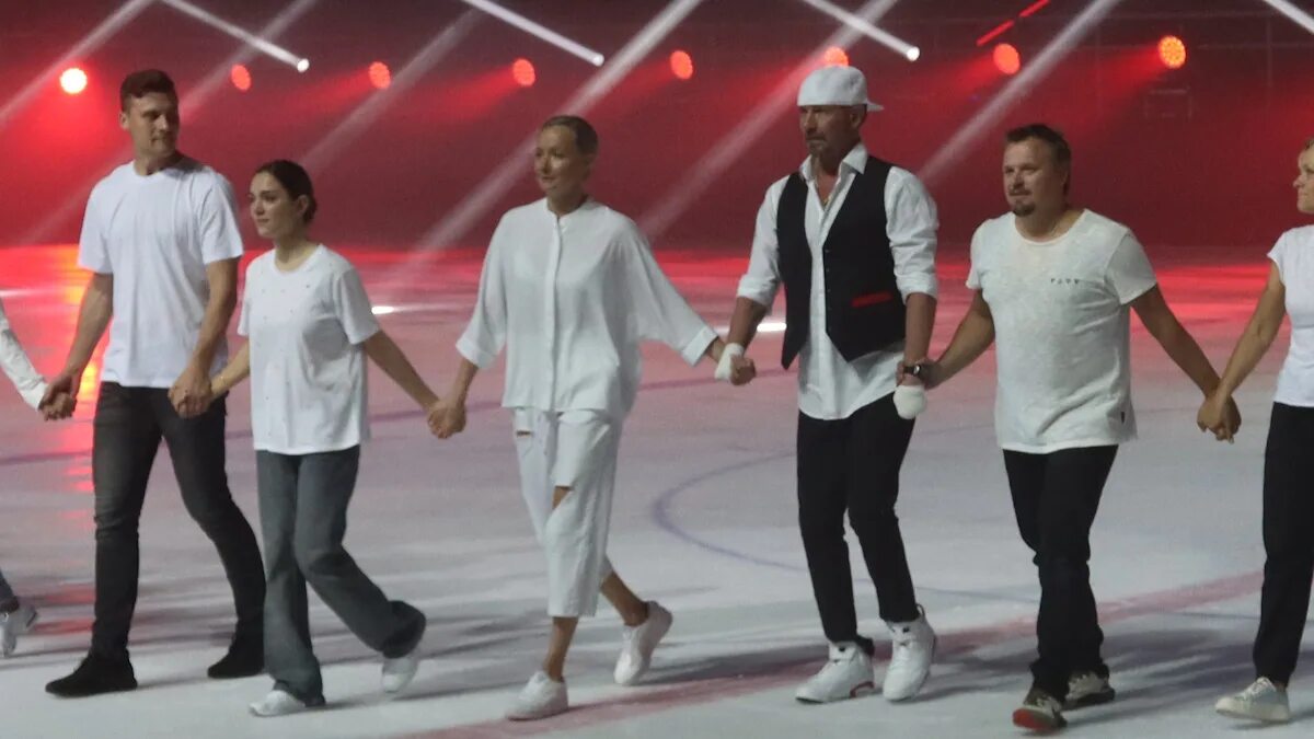 Костомаров на льду после. Костомаров с домниной после ампутации. Костомаров и домнина. Костомаров на льду после. Костомаров на льду после.