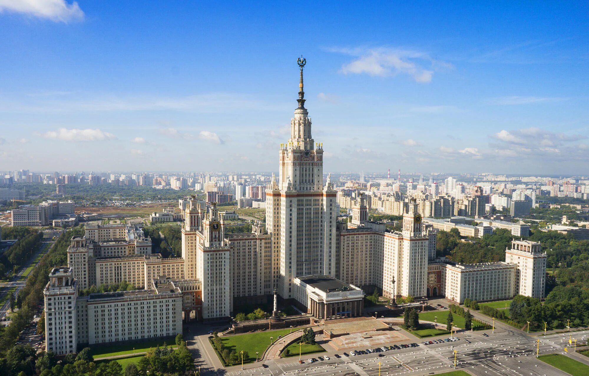 Важные здания в городе. Москва высотка МГУ. Комплекс зданий МГУ на Воробьевых горах. Сталинские высотки МГУ. Главное здание МГУ на Воробьёвых горах.