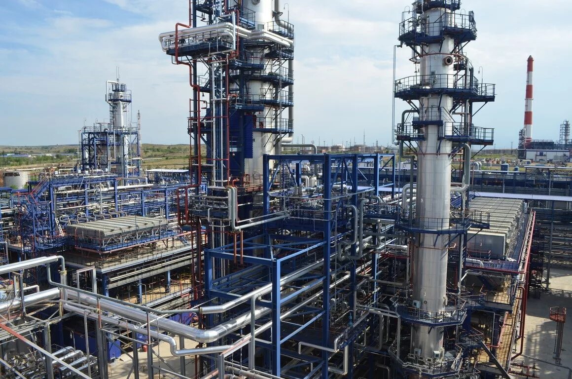 Гидроочистка сернистых нефтепродуктов. Омский нпз каталитический крекинг. Нефтеперерабатывающий (крекинг-завод им. Теплообменники в нефтепереработке. Нпз гидроочистка.
