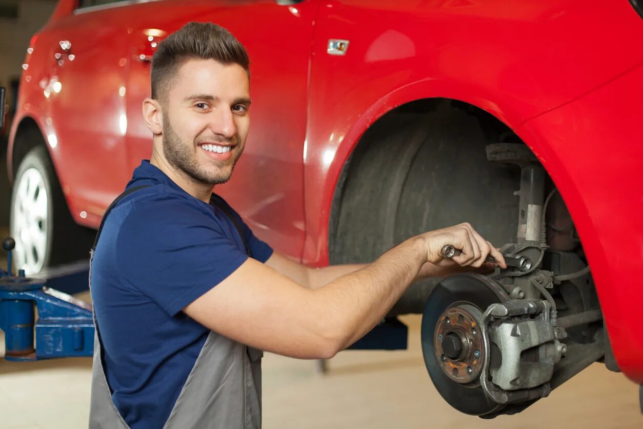 Fixes his car. Автомеханик. Fix a car фото. Нарисованный автомеханик. Фото тормоза человека.