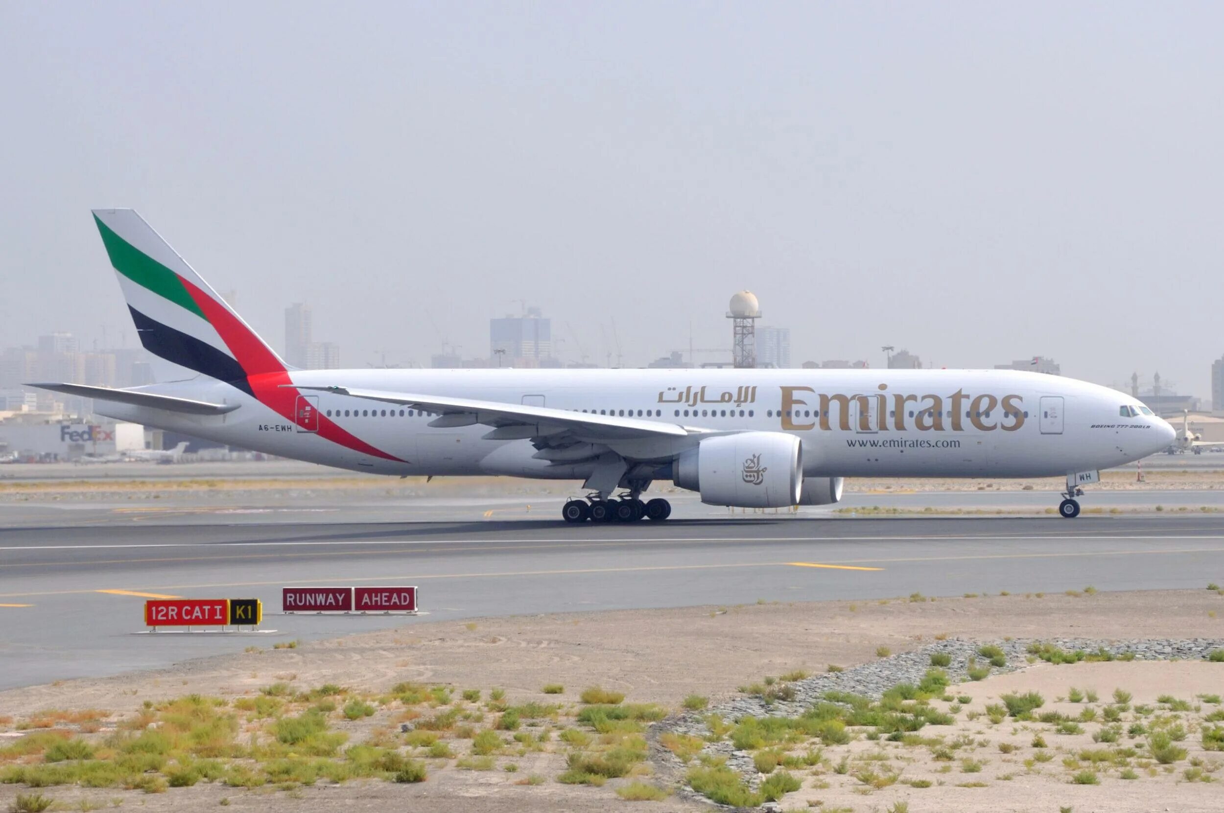 Boeing 777-200lr Emirates. Боинг 777 200 ЛР. Эмирейтс 777 200. Боинг 777 Дубай. Авиарейсы москва дубай