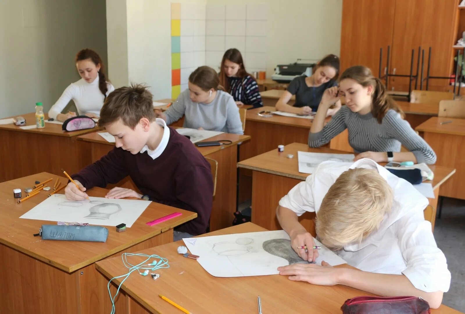 Восемь школьников среди которых. Южно-российская олимпиада школьников. школьники и архитектура. класс школа ученики олимпиада. олимпиада по искусству в школе.