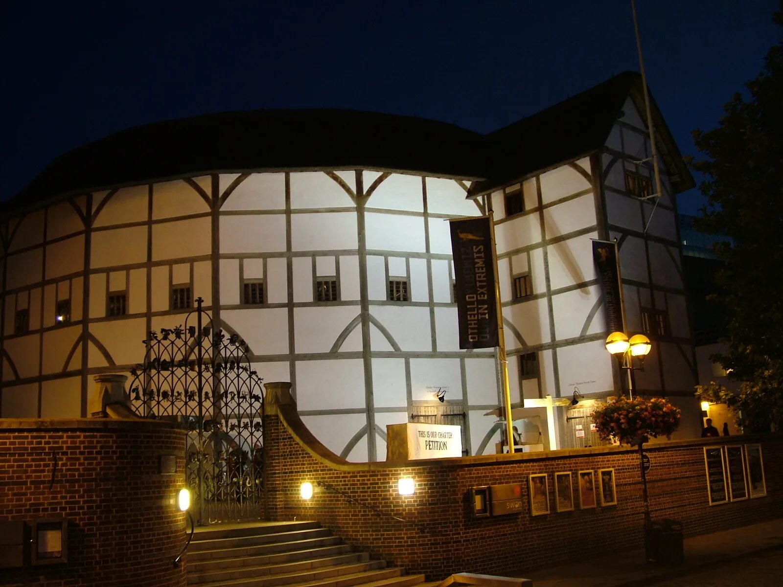 Театр Глобус Шекспира 1599. Глобус Шекспира Лондон. Шекспировский театр Глобус в Лондоне. Вильям Шекспир театр Глобус.