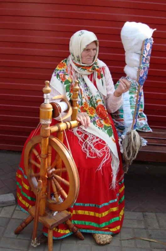 Прясть это. Прялка. прядение на прялке. прясть на прялке. бабушка прядет на прялке.
