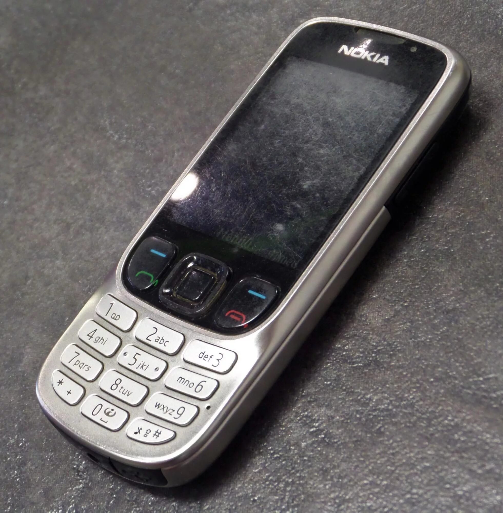 Раскладушка samsung d900. Кор телефон. Повреждение корпуса телефона. Самсунг алюминиевый корпус. Самсунг слайдер i600.