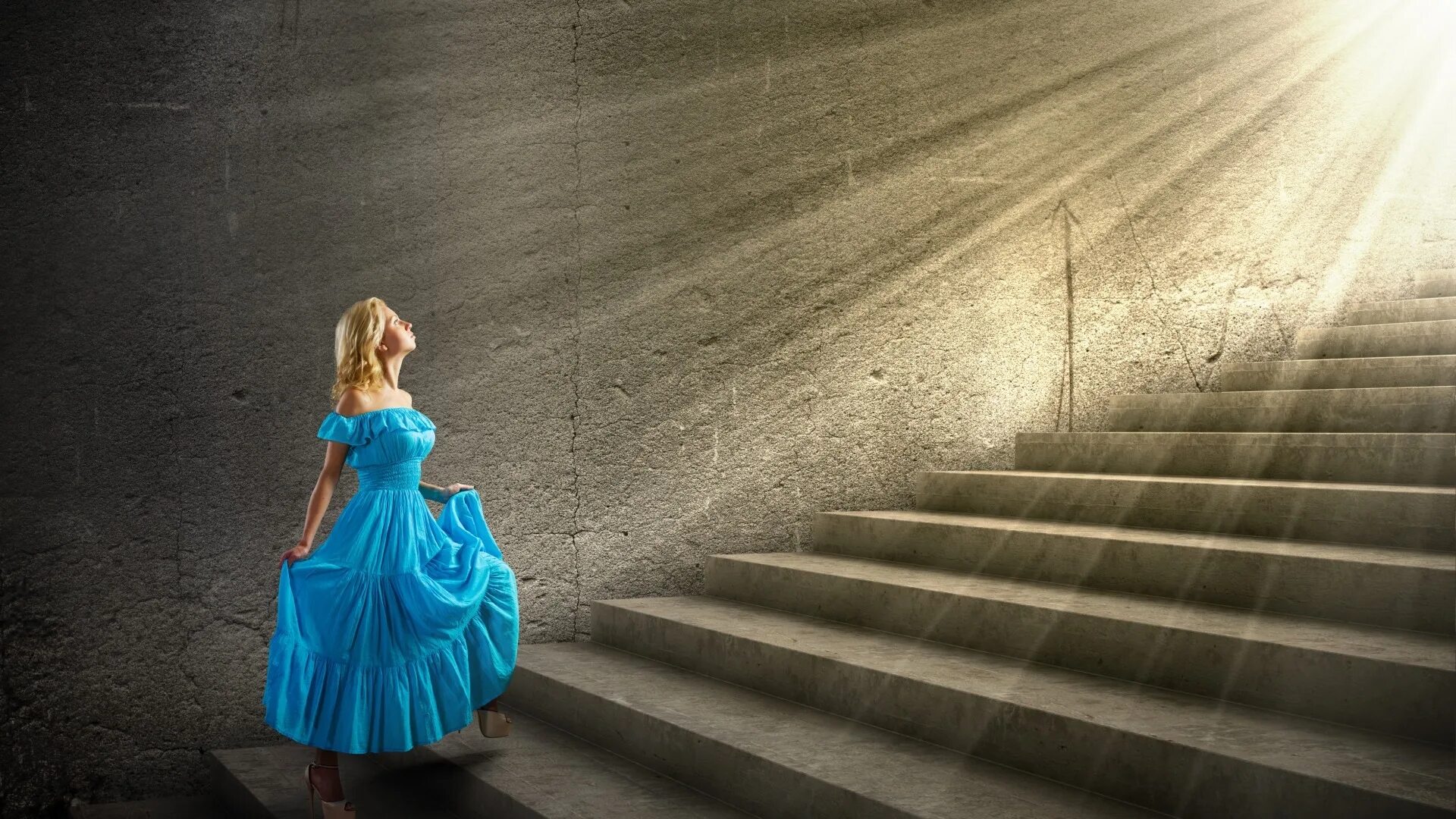 По маленькой лестнице поднялись. Девушка в длинном платье. Девушка поднимается по лестнице. Фотосессия на лестнице. Девушка в платье поднимается по лестнице.