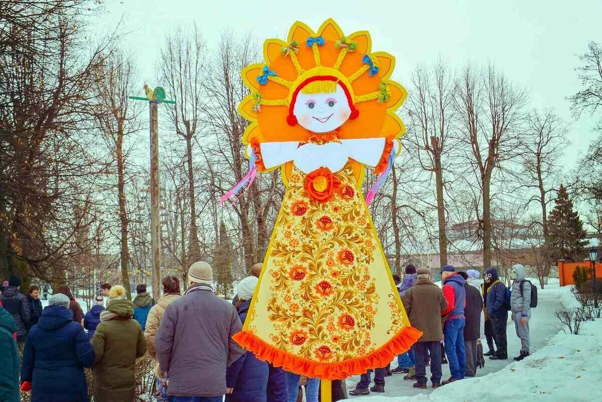 Оформление масленица в детском саду картинки. Украшения на масленицу. украшение на масленицу в детском. украшение площадки на масленицу. масленица украшение класса.