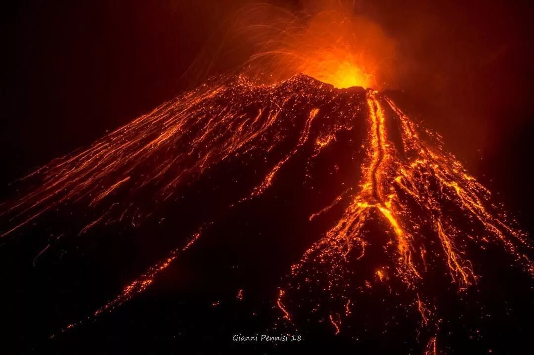 Много вулканов действующих находятся на полуострове. Вулкан Этна действующий. Самый высокий действующий вулкан Этна. Вулкан Килиманджаро извержение.