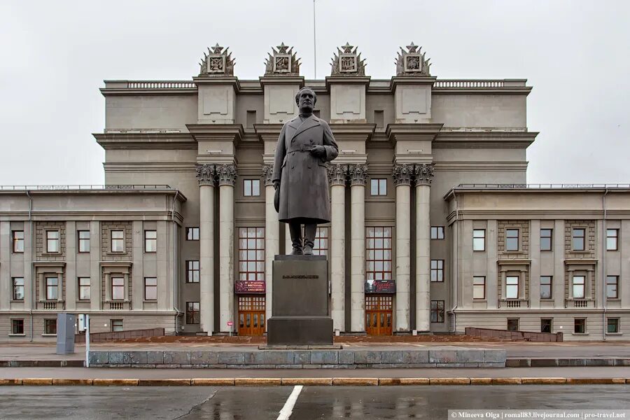 Рядом с куйбышевым. Памятник Куйбышеву в Самаре. Площадь Куйбышева памятник. Памятник на площади Куйбышева в Самаре. Куйбышев площадь Куйбышева.