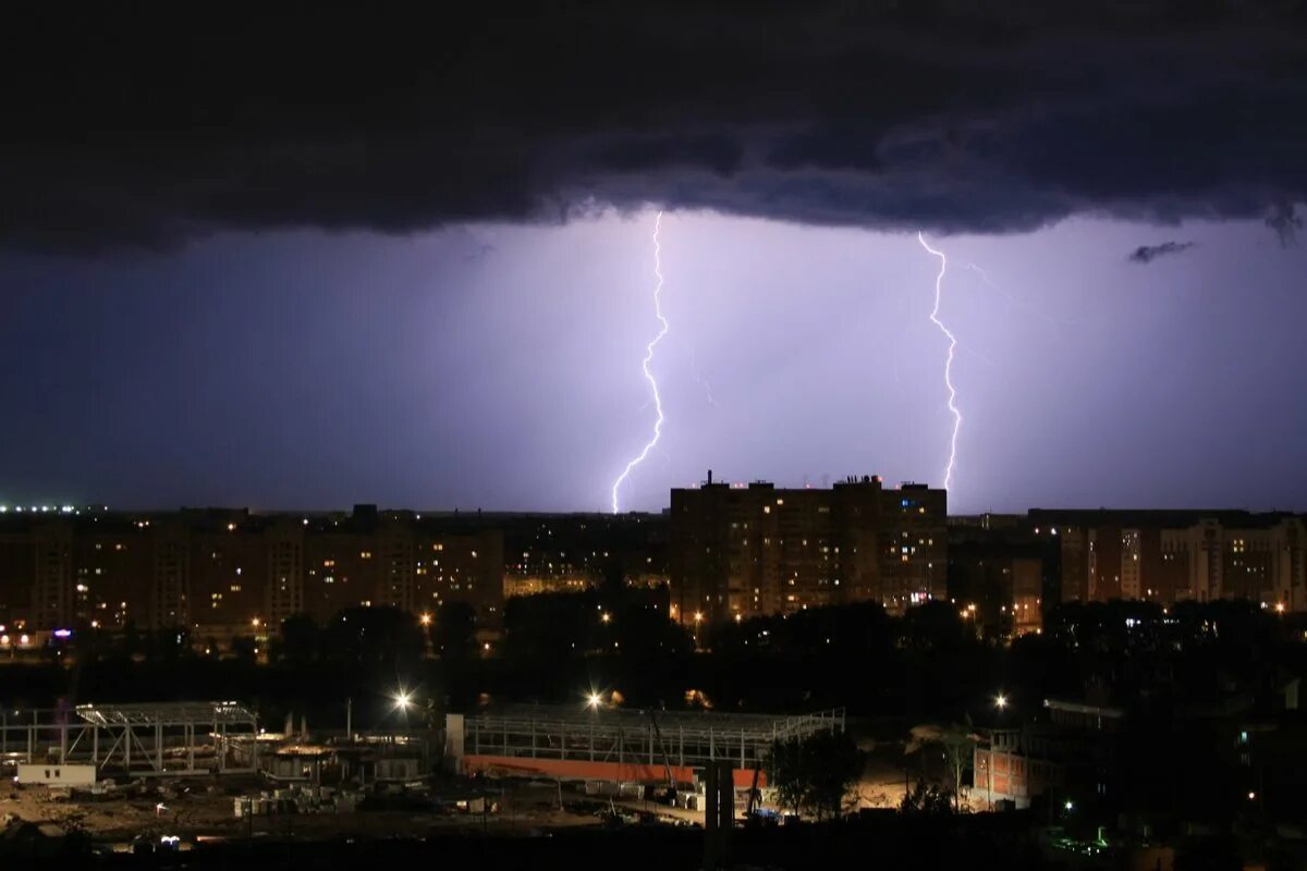 Дождя грозы 10 часов. Грозы в Нижегородской области. Гроза в городе Нижний Новгород. Гроза надвигается на Нижний Новгород. Гроза в Нижегородской области вчера.