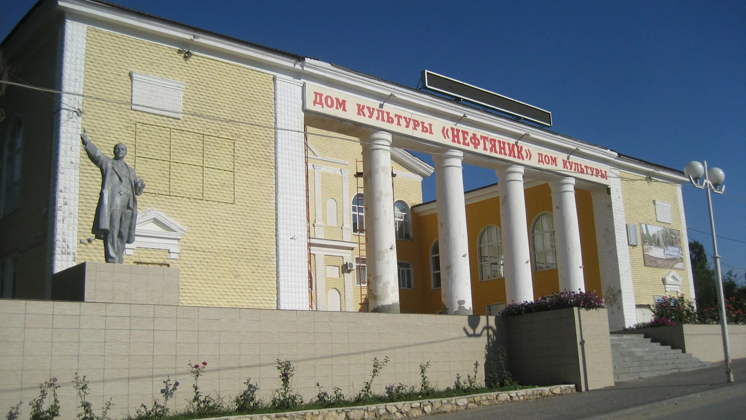 Дома в жирновске волгоградская область. Музей в Жирновске Волгоградской области. Жирновский краеведческий музей Волгоградской области. Жирновский район Волгоградская область памятник. Музей города Жирновск.