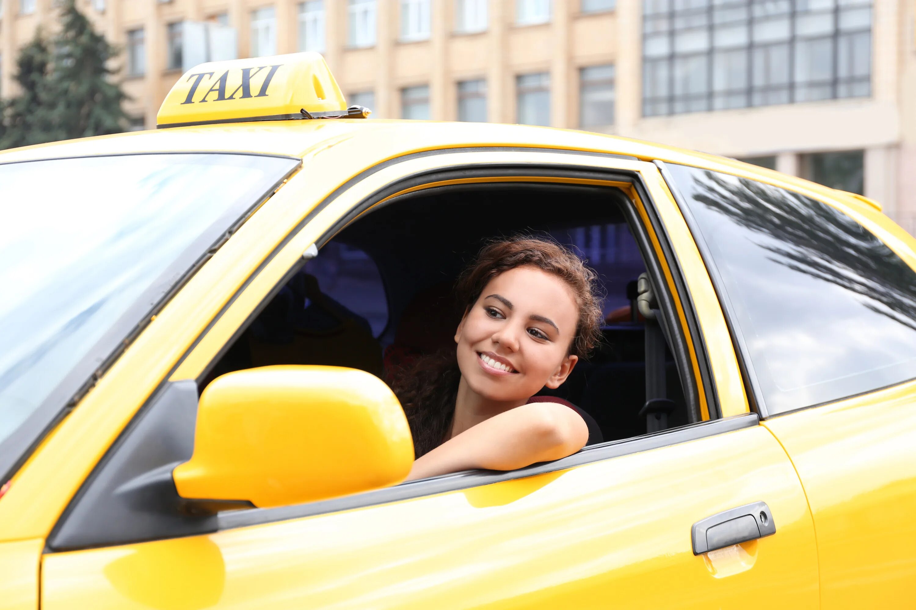 Заказать машину заранее такси. Девушка таксист. Женщина за рулем. Женщина таксистка. Женщина за рулем такси.