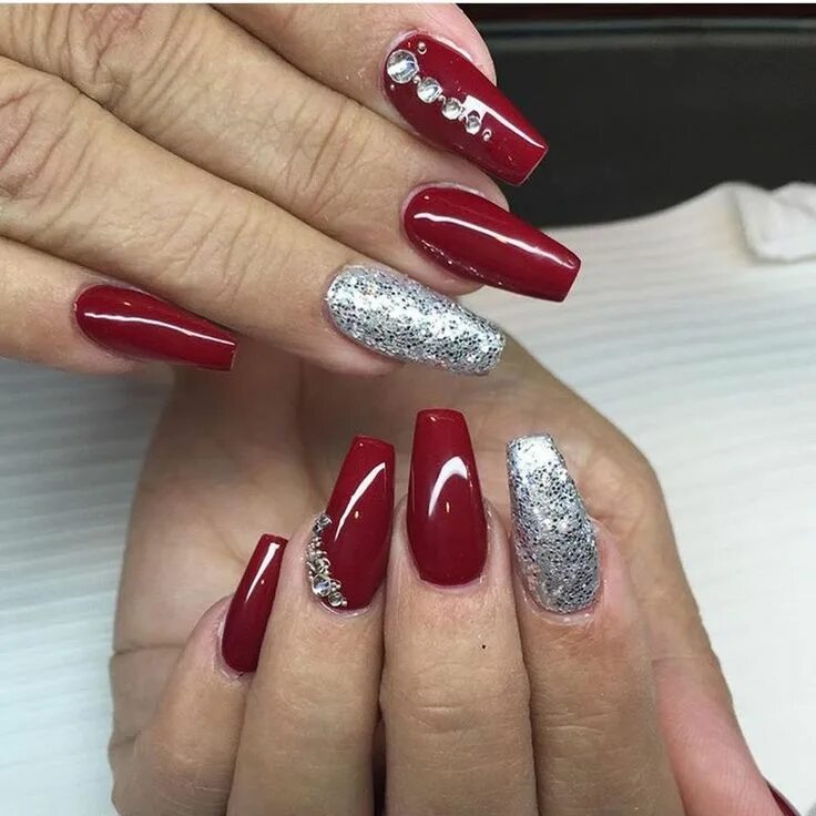 Маникюр красный с серебром дизайн Christmas Nail Art Designs To Look Trendy This Season Xmas nails, Cute christmas