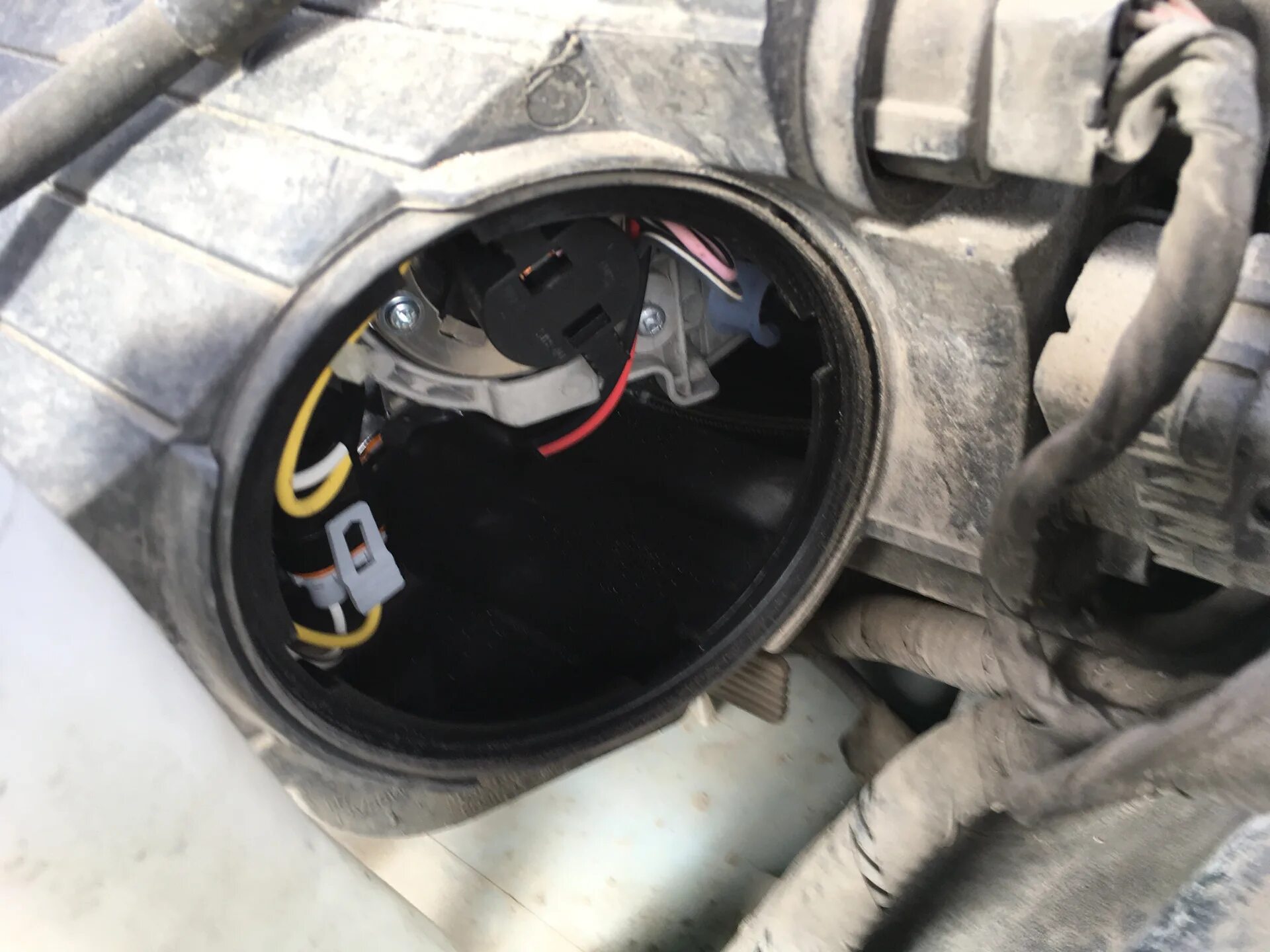 Лампа ближнего света хендай ай 40. Хендай i40 ближний свет лампа ближнего. Замена ламп i40. I40 hyundai крепление лампочки фары. Замена ламп i40.