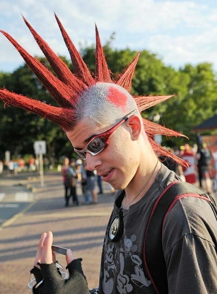 Красный панк. Ирокез liberty spikes. хаер прическа у панков. ирокез mohawk красный. руслан гвоздев ирокез.