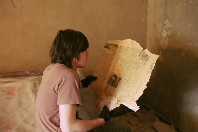 наклеить обои на водоэмульсионку. обои выравнивающие стены. грунтовка для стен под обои. после снятия обоев. клеить обои пошагово.