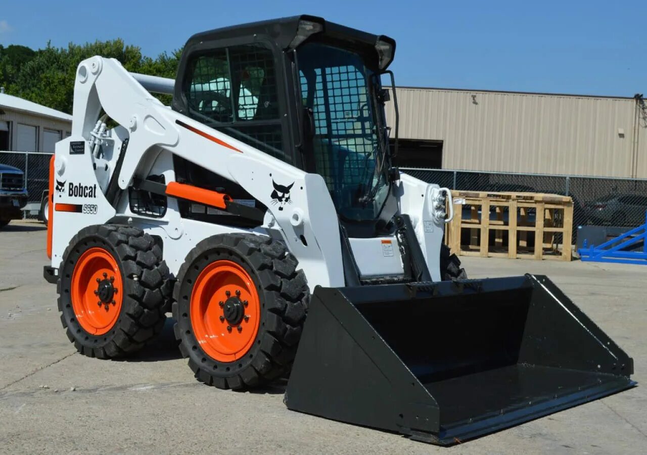 Услуги бобкэт. Мини-погрузчик Bobcat s650. Бобкэт 650. Минипогрузчик Бобкет s650. Мини погрузчик Бобкэт 650.