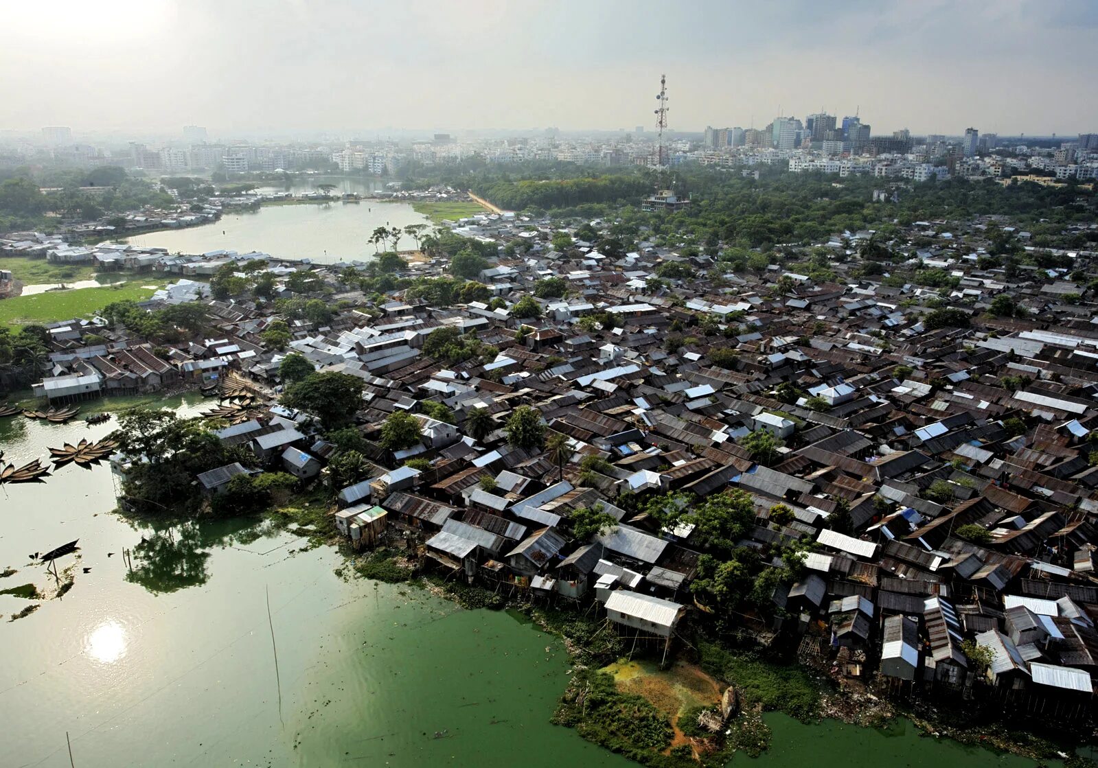 Дакка индия. Бангладеш перенаселение. Читтагонг бангладеш. Бангладеш перенаселение. Дакка бангладеш население.