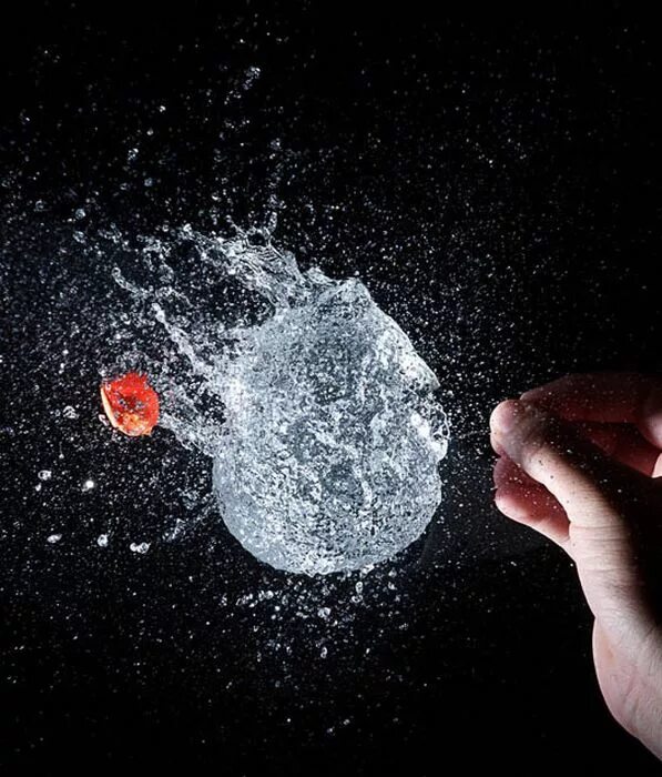 разбитый елочный шар. разбитые елочные игрушки. разбитые шарики. разбитые новогодние шары.