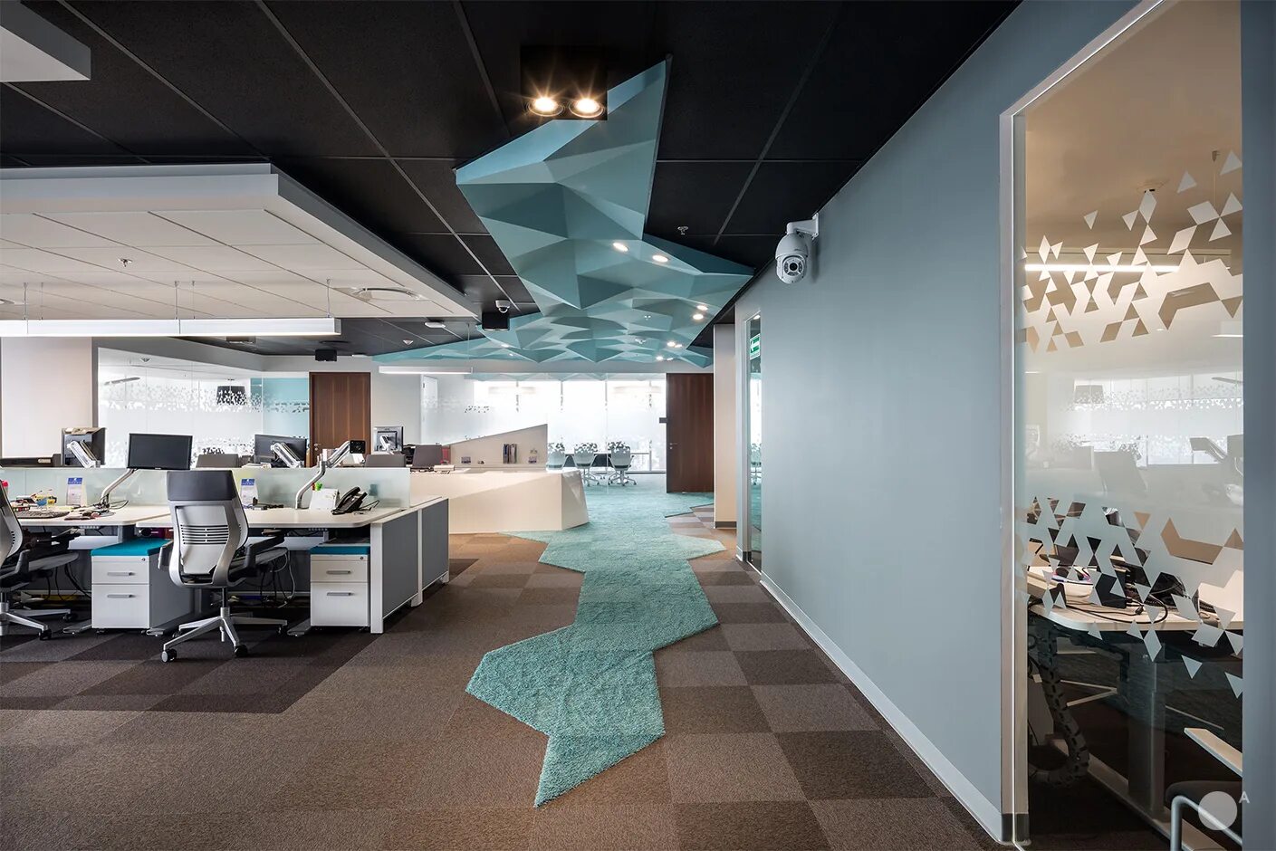 офис it компании. стена в офисе. интерьер офиса. опен спейс магеллан. интерьер офиса.