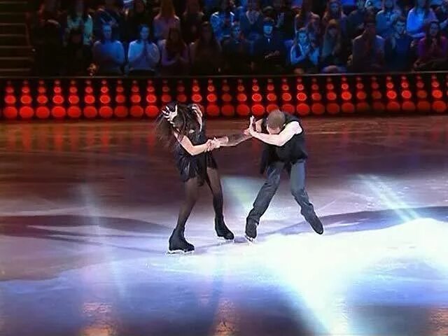 Антон сихарулидзе ледниковый период. Ледниковый период лиза арзамасова и максим ставиский. Сихарулидзе и зара лед и пламень. Светлана светикова лед и пламень. Екатерина вилкова максим.