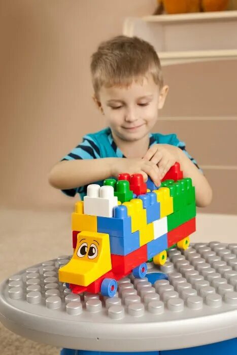 Конструктор для дошкольников. Лего конструирование. Мама купи лего. Ребёнок сконструктором. Конструирование для детей.