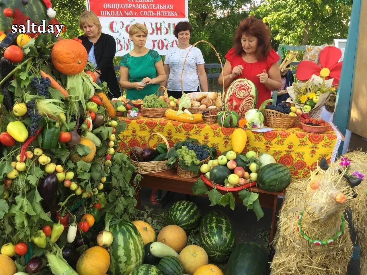 Арбузы ярмарка. Фестиваль соль-Илецкий Арбуз. Фестиваль арбуза соль Илецк. Арбузная бахча соль Илецк. Соль-Илецк Арбузная столица.