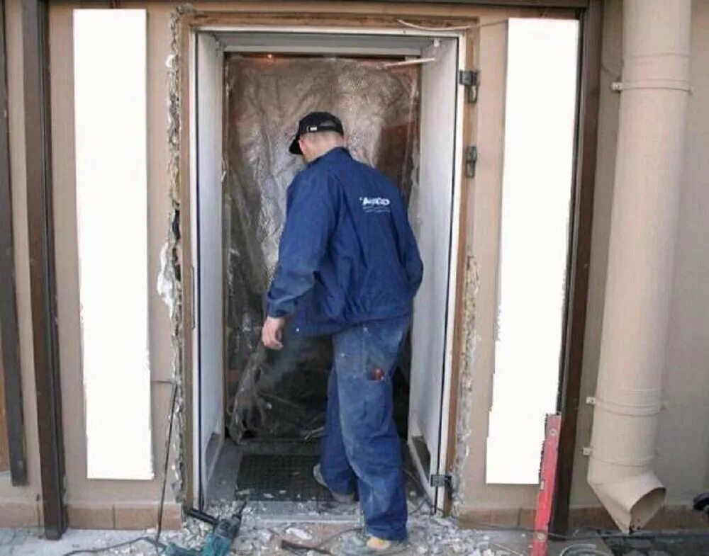 Демонтаж дверей. Монтаж межкомнатных дверей. Демонтаж дверей. Монтаж входной металлической двери. Демонтаж и установка новой двери.