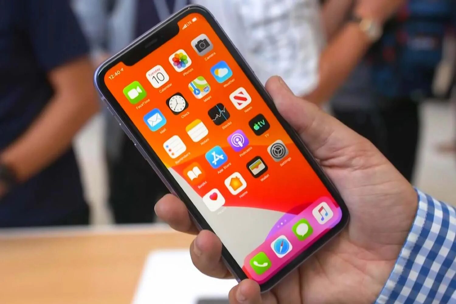 Тренды айфон. Iphone 11 Pro Max hand. Haptic Touch iphone. Тач iphone 11. Iphone 11 in hand.