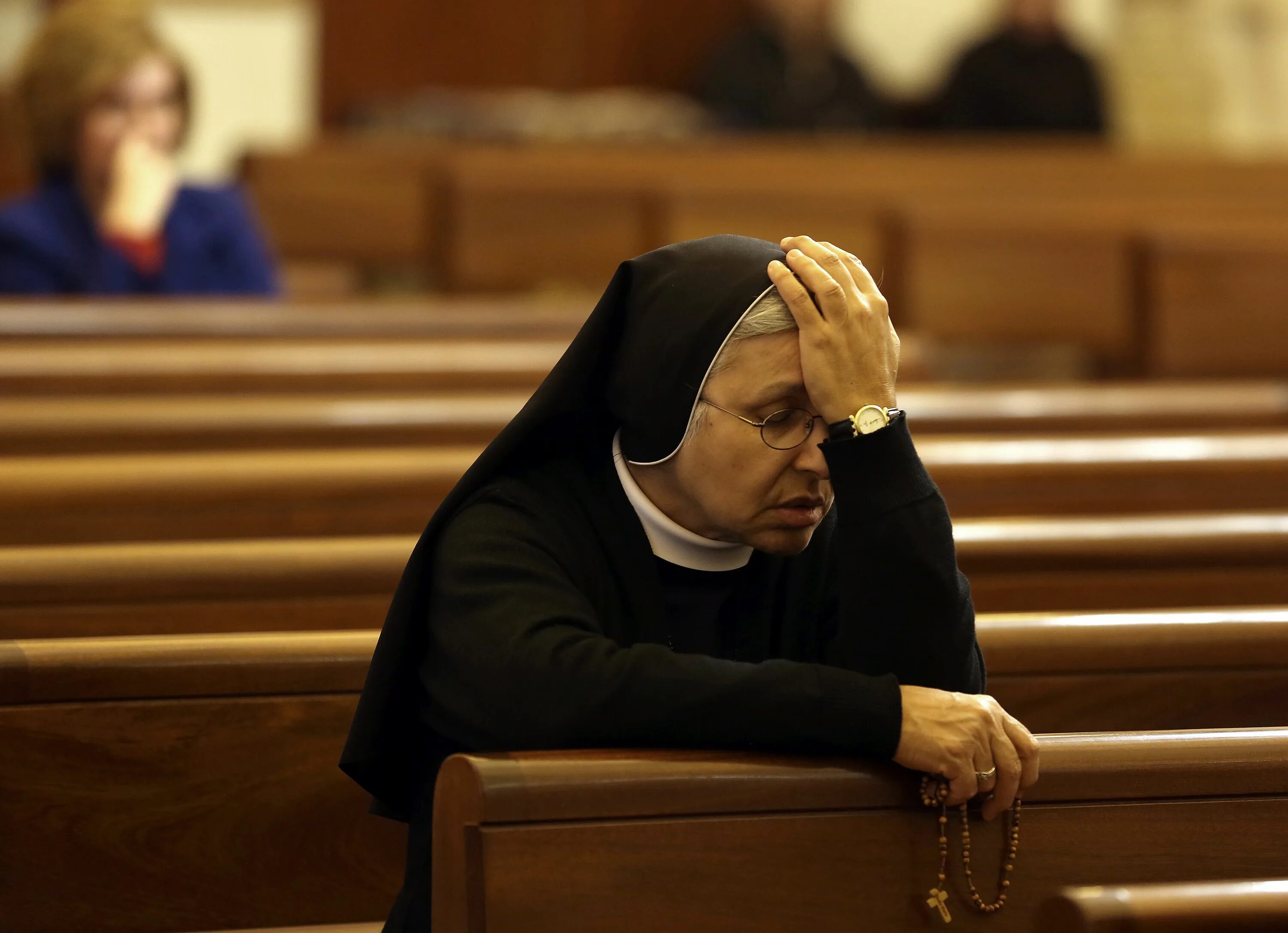 Женщины в католической церкви. Неверующая девушка. Woman in Church. Church Prayer.