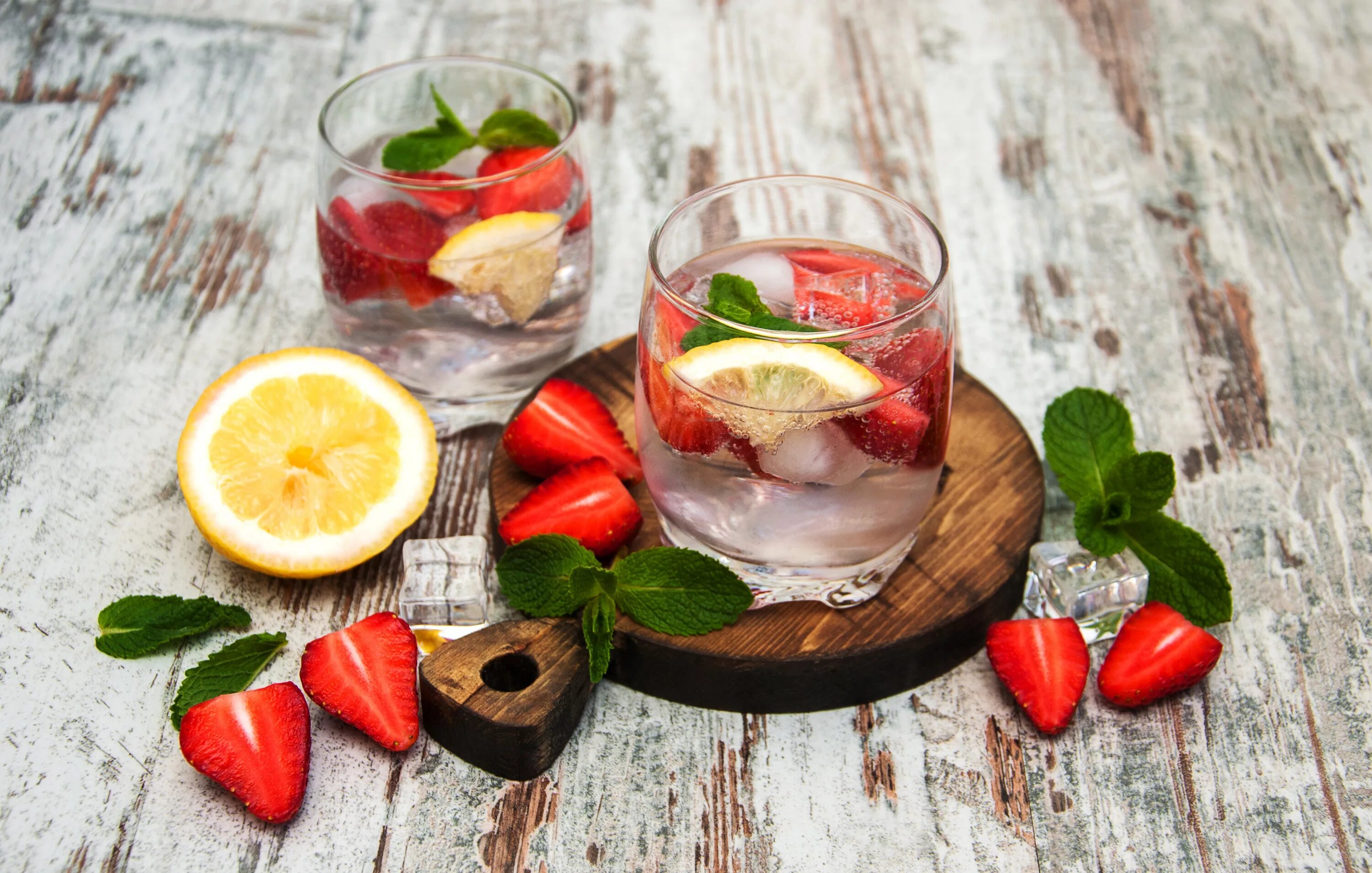Мохито алкогольный напиток клубничный. Клубничный мохито безалкогольный. Компот с мятой и лимоном мохито. Лимонад клубника малина. Земляничный мохито.